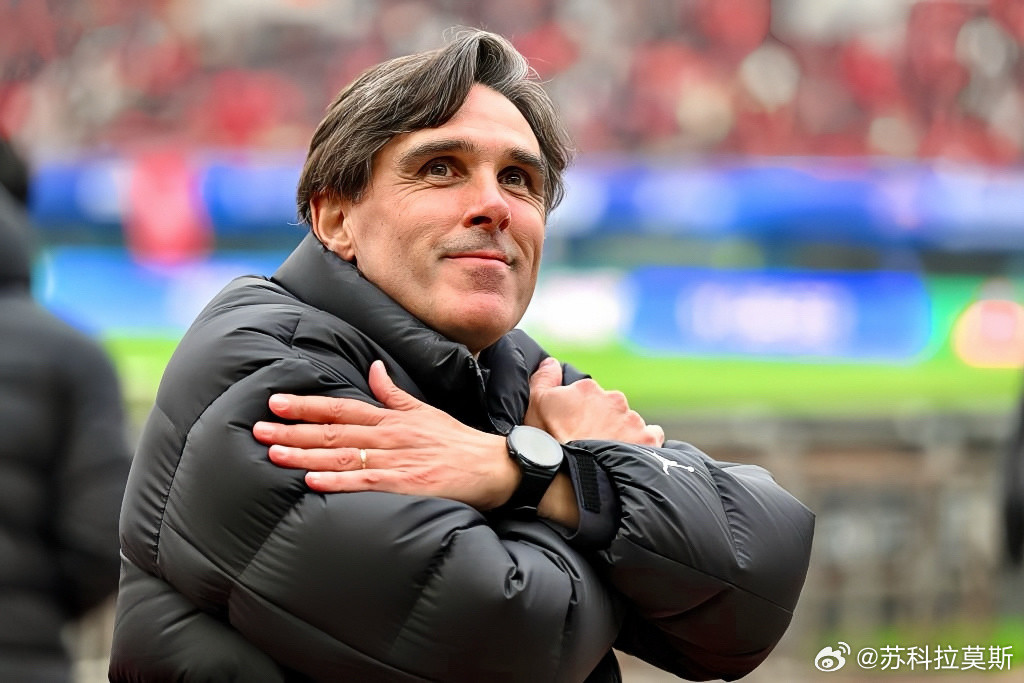 中超河南队面对武汉三镇的铁桶阵，试图加强进攻的河南彩陶坊下半场对三处边路位置进