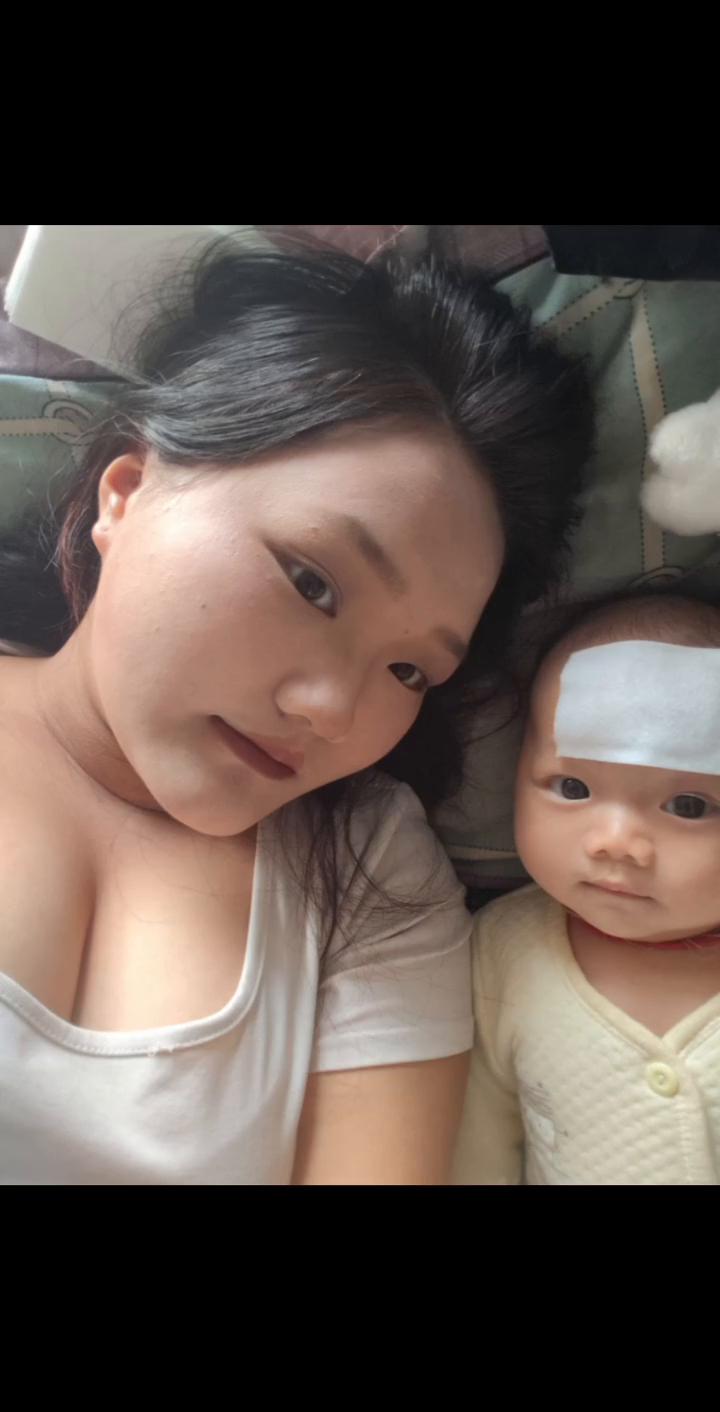 各位网友们，请大家不要再传这个视频。这位是我妹妹，宝宝是我宝宝，我妹她还小，不是