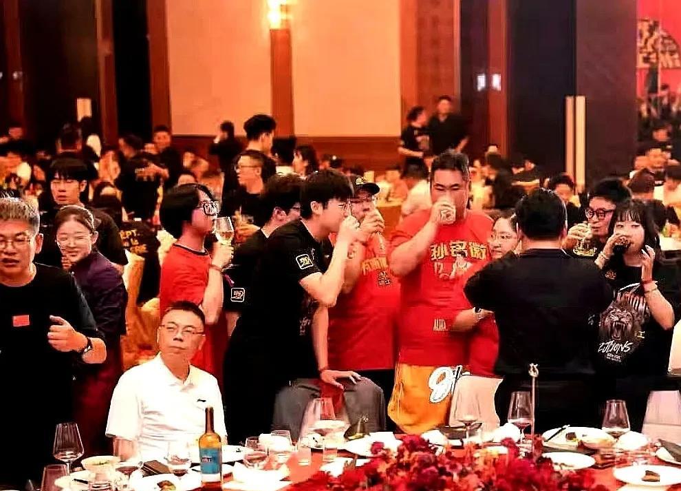 “局气”稠州我方哥！广厦庆功宴方哥也去了，虚怀若谷、气宇轩