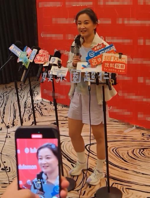 贾玲上镜胖十斤受害者贾玲采访中在专业摄像机中身形匀称，而在手机镜头下却“胖了