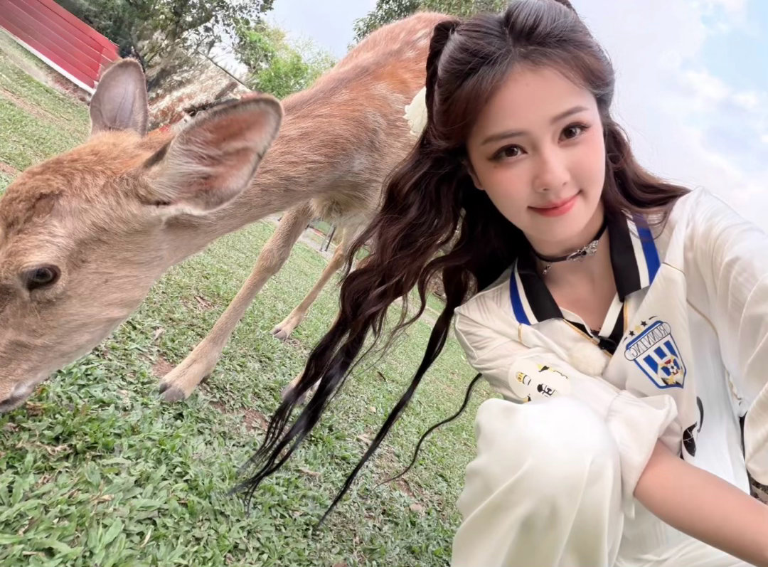 白鹿厦门出发录跑男白鹿北京飞厦门，短袖裙子齐上阵，这是直接开启夏日模式了。厦门