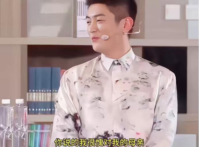 主持人：“将来你有孩子，你会打他吗？”嗯哼：“我不会有孩子的，因为我是男生，