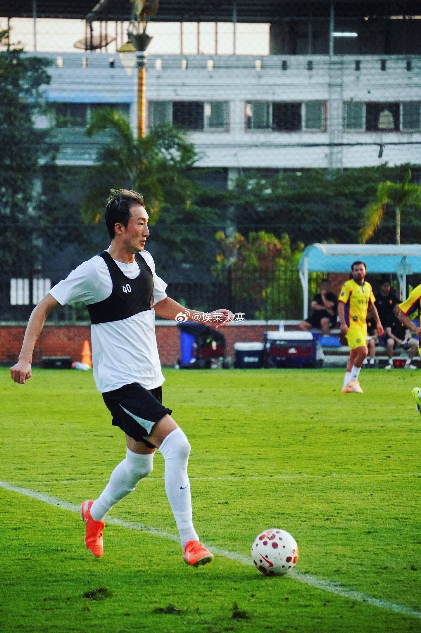 北京国安北京国安阮奇龙在重庆队的热身赛中佩戴队长袖标。