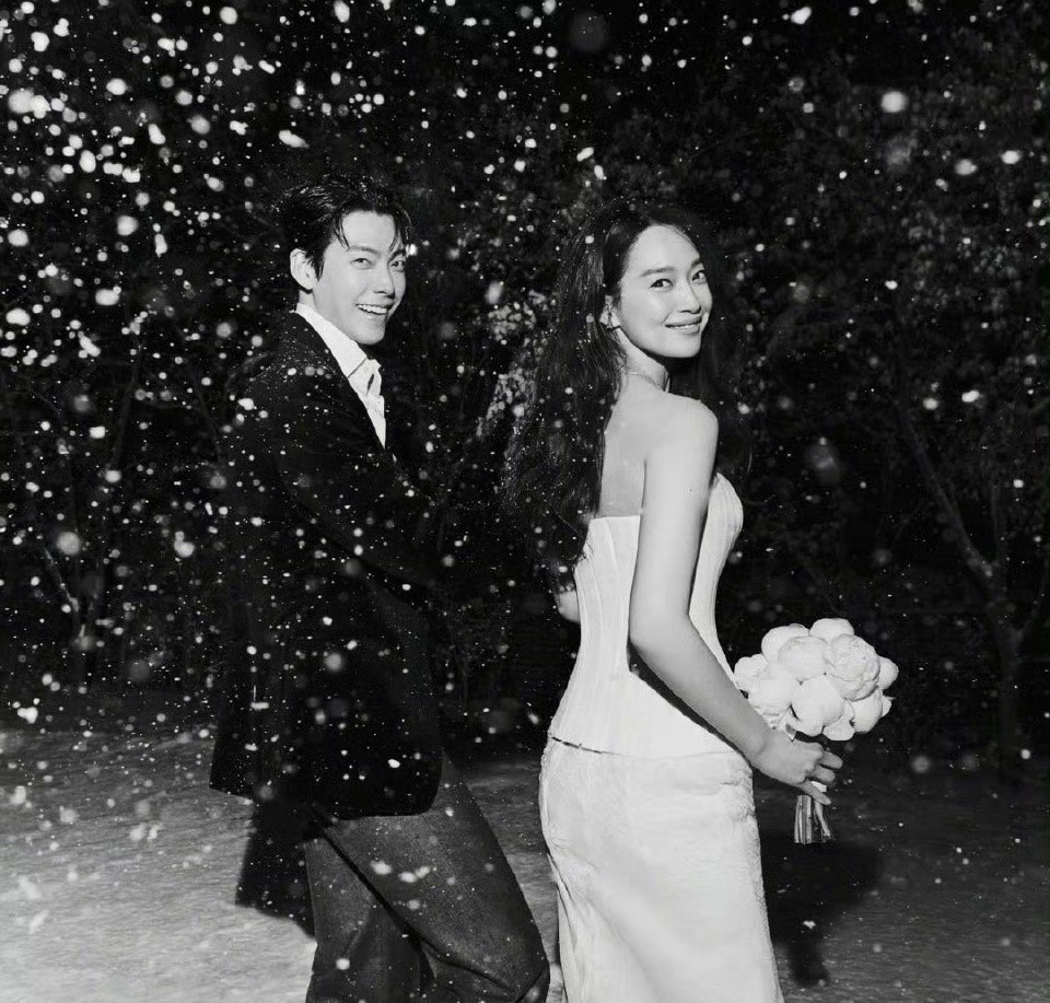 原来金宇彬申敏儿的婚纱照真的初雪那天拍的真的好爱啊！