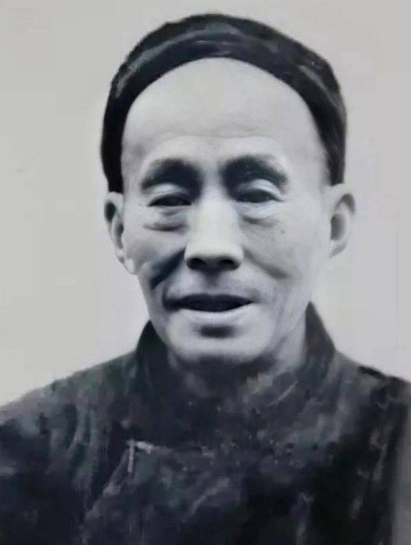 1928年，井冈山一老农给红军煮了一大锅白米饭，饥饿的战士们狼吞虎咽。班长吃了两