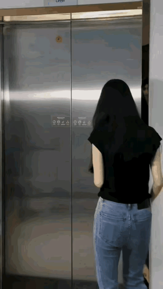 这是什么情况，这女的准备坐电梯怎么反而下来了。