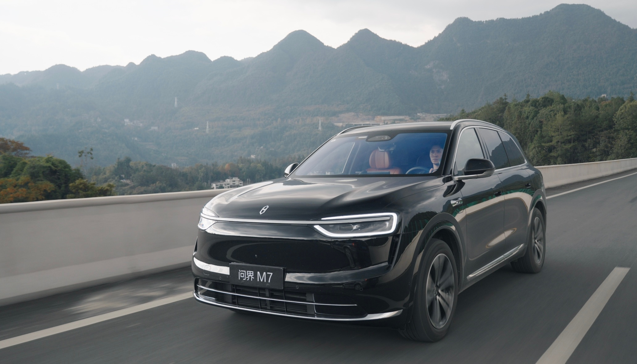分享一组问界M7恩施自驾游剧照是不是有点广告片那味了M7不愧是国民SUV，新款颜