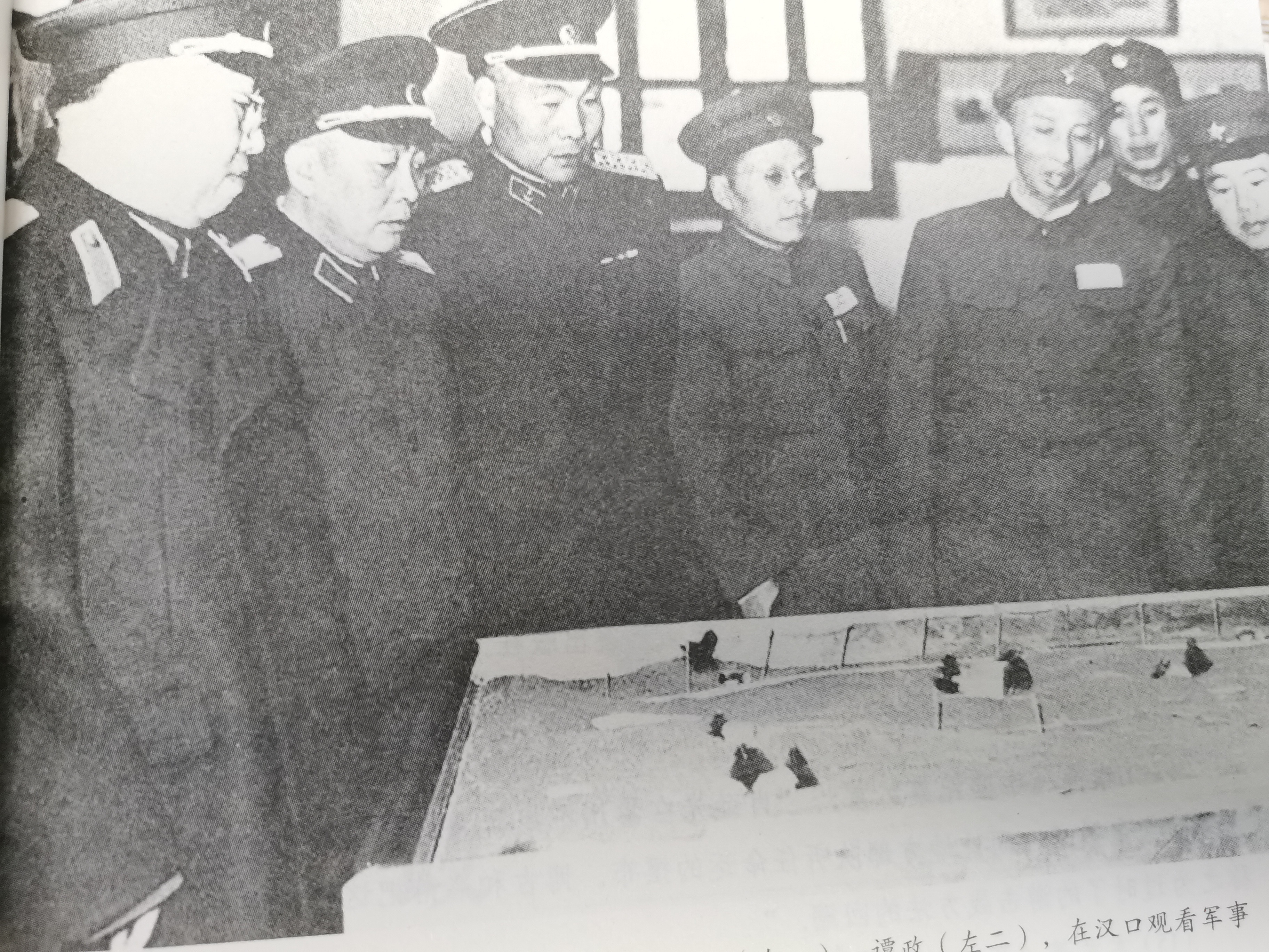 四野出了两位元帅，三位大将，有一多半都在这张合影中。左一是罗荣桓元帅。左二是谭政