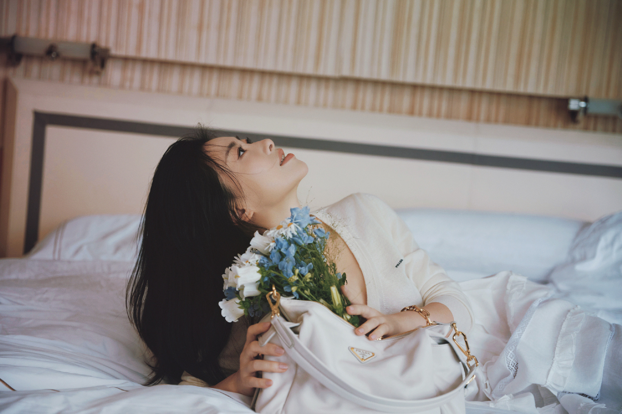 朱珠温柔感朱珠春日白裙朱珠一穿白裙就自带柔光滤镜，温柔得像春风拂过，美得让人移不