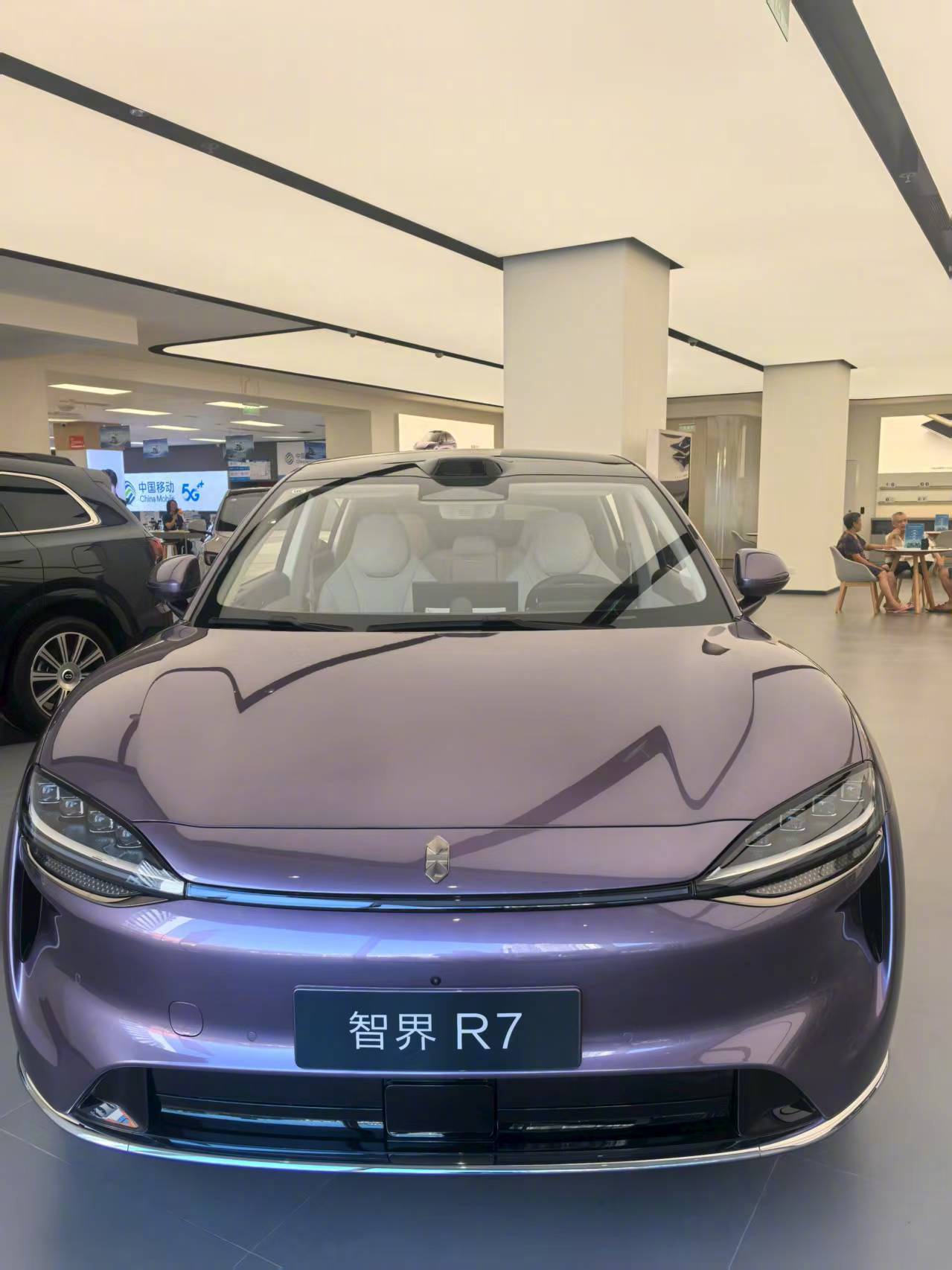 智界R7是纯电轿跑SUV，双电机四驱，续航705km。搭载鸿蒙4.0座舱和ADS