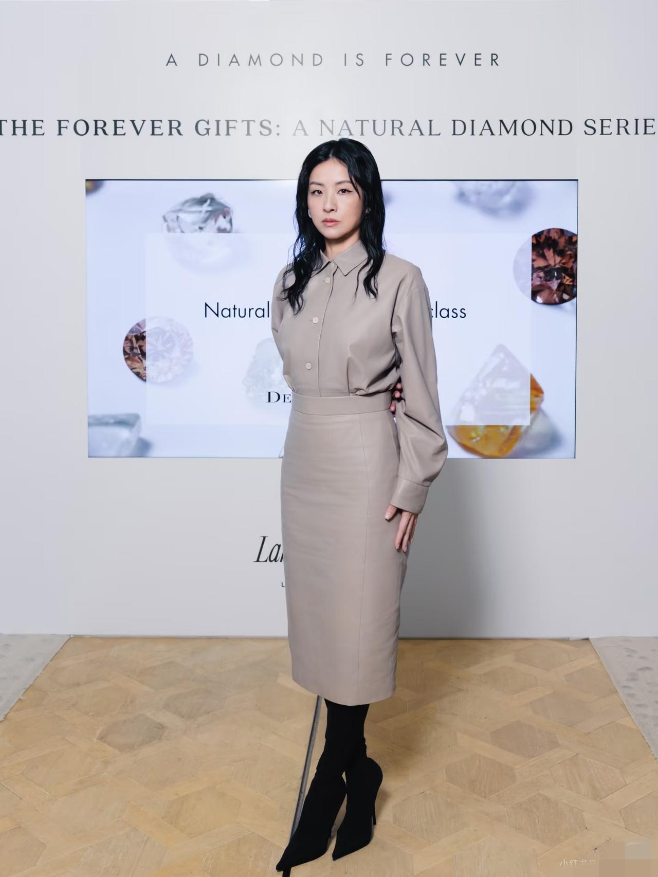 徐濠萦正常穿搭真的好美，又端庄大气。还非常显年轻，整个人的状态好极了。难怪能和陈