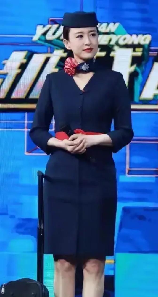 央视十六年，说退就退。张蕾把话筒交回，转身进了北电课堂，头衔副教授，带硕士