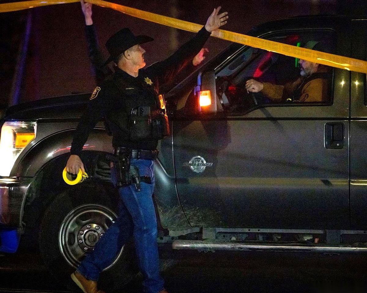 14个人中枪，4个当场就没了。地点？一个家庭聚会。我每次看到这种新闻，都觉得