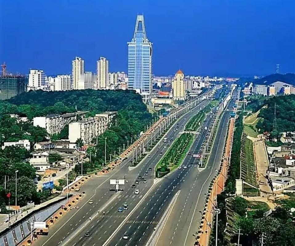 长沙岳麓大道作为城市主干道，虽拥有12车道的超宽设计，但从中电软件园至银盆岭大桥