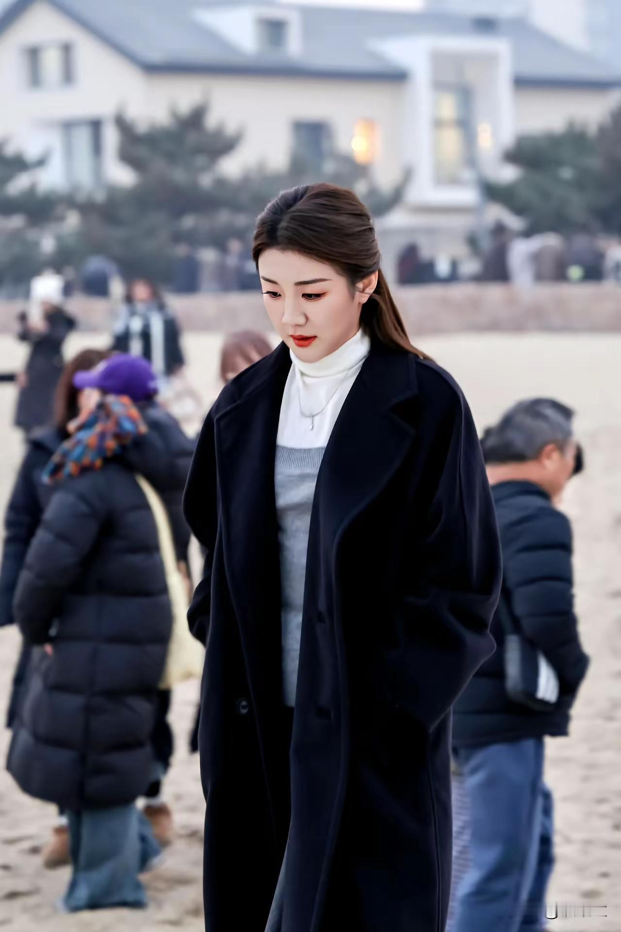 陈梦签了黄晓明公司后，这变化是真肉眼可见。以前看她出席活动，总觉得妆容和礼服差点