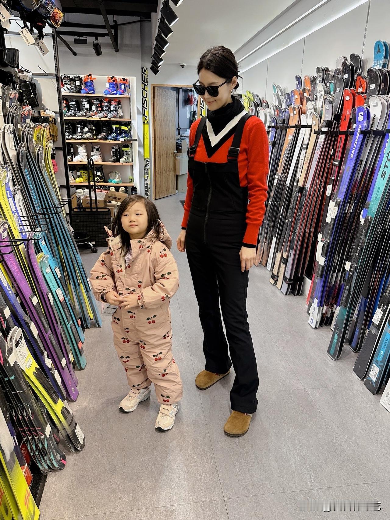 近日，演员韩智慧在自己的Instagram上上传了多张照片，并写道“滑雪季开始了