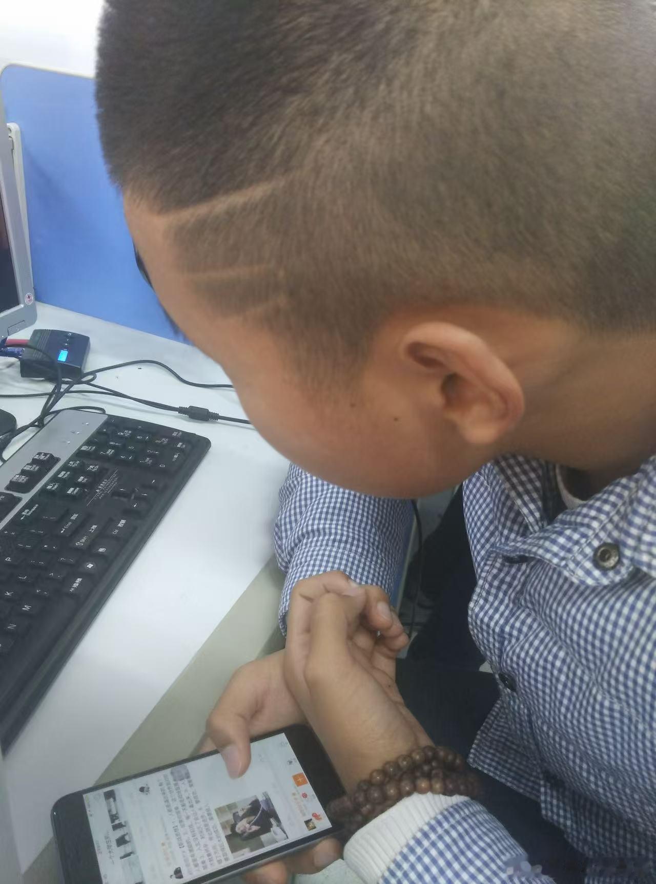 今天同学发来了我上大一的照片我发现人最容易看出年龄的是手，小孩儿的手跟大人的手是