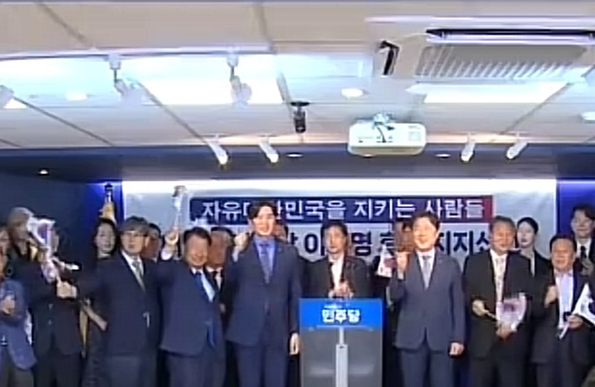 朴槿惠支持者站队国民力量党这韩国政坛真是让人看不懂了，朴