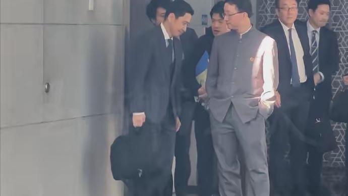 刘劲松双手插兜的视频火出到国外