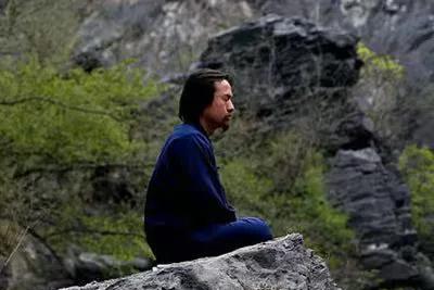 能量低的人一定要少出门，少说话，少和人接触，少参加聚会，少多管闲事，少发表意