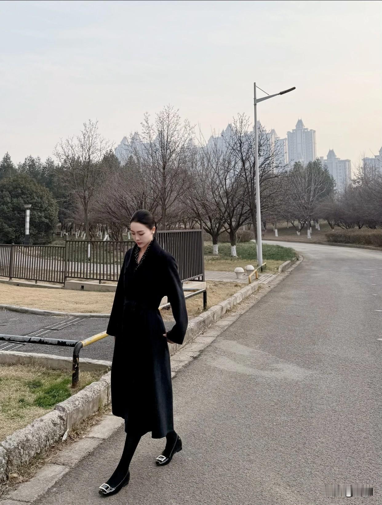 ＃生活随手拍＃优雅黑大衣穿搭，都市风范十足！