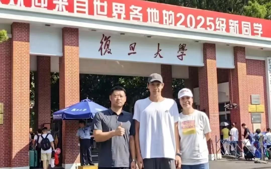 这是2025年张展硕父母送张展硕去复旦大学读书拍下的家庭温馨合影，一家人身高都很