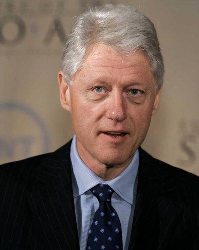 克林顿突然出来喊话，把窗户纸捅破了。他说中国早晚要超过美国，让某些人别再装睡