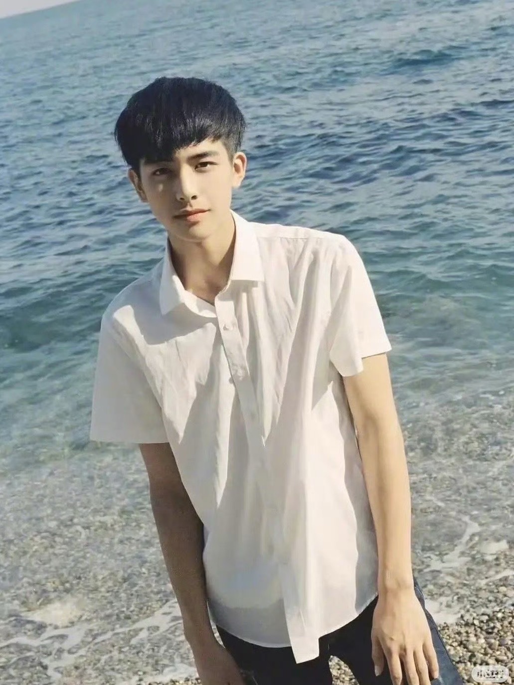 张凌赫🆚宋威龙青少年时期长相，两人底子怎么样？