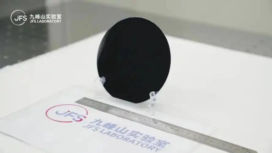 连涨14年材料禁区破防，光模块三家压茅台，破局源自一所湖北实验室 光模块三巨