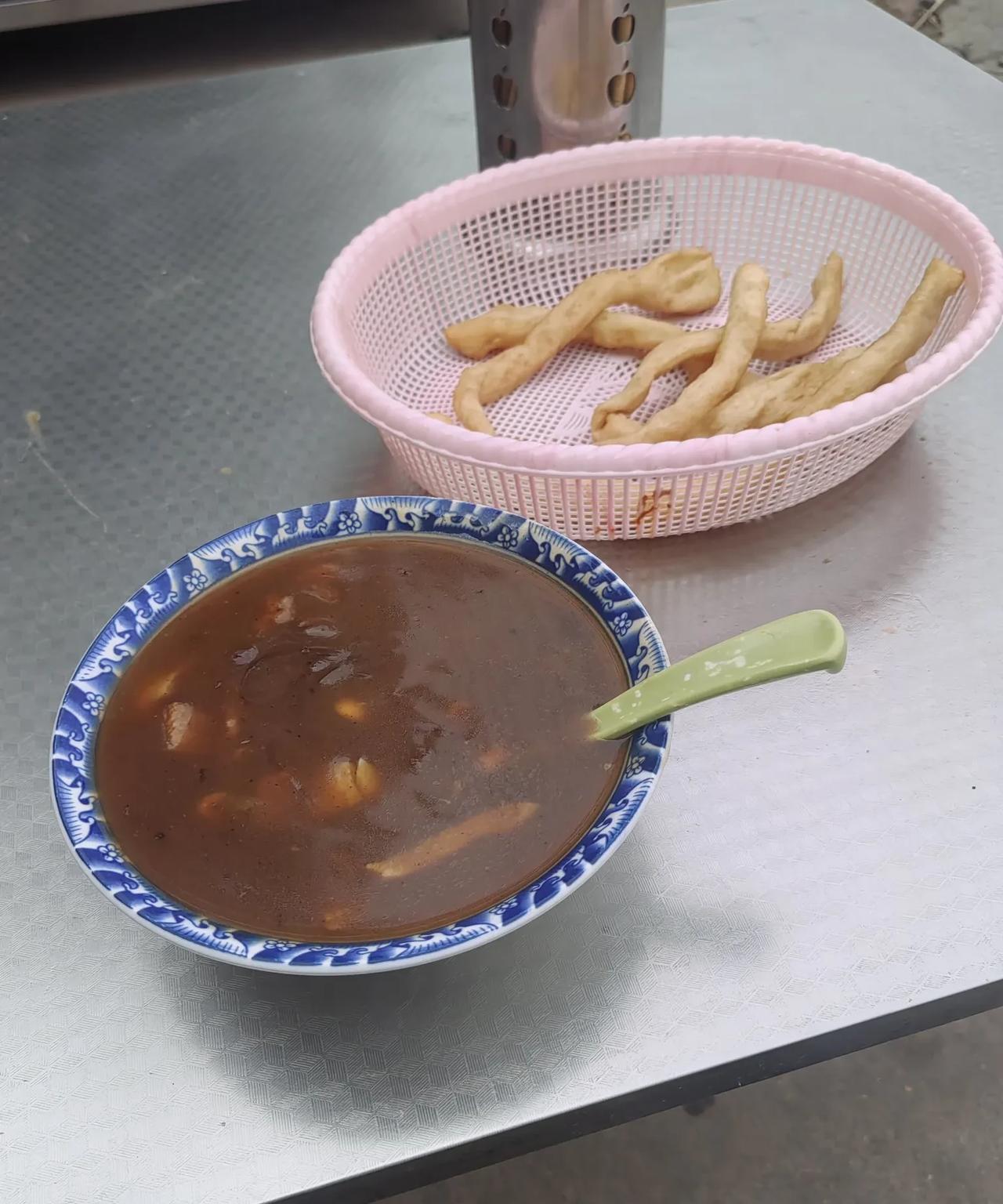每次路过唐河桐寨铺，只要是上午，无论是吃没吃过早饭，我总要在这家店喝碗胡辣汤。今
