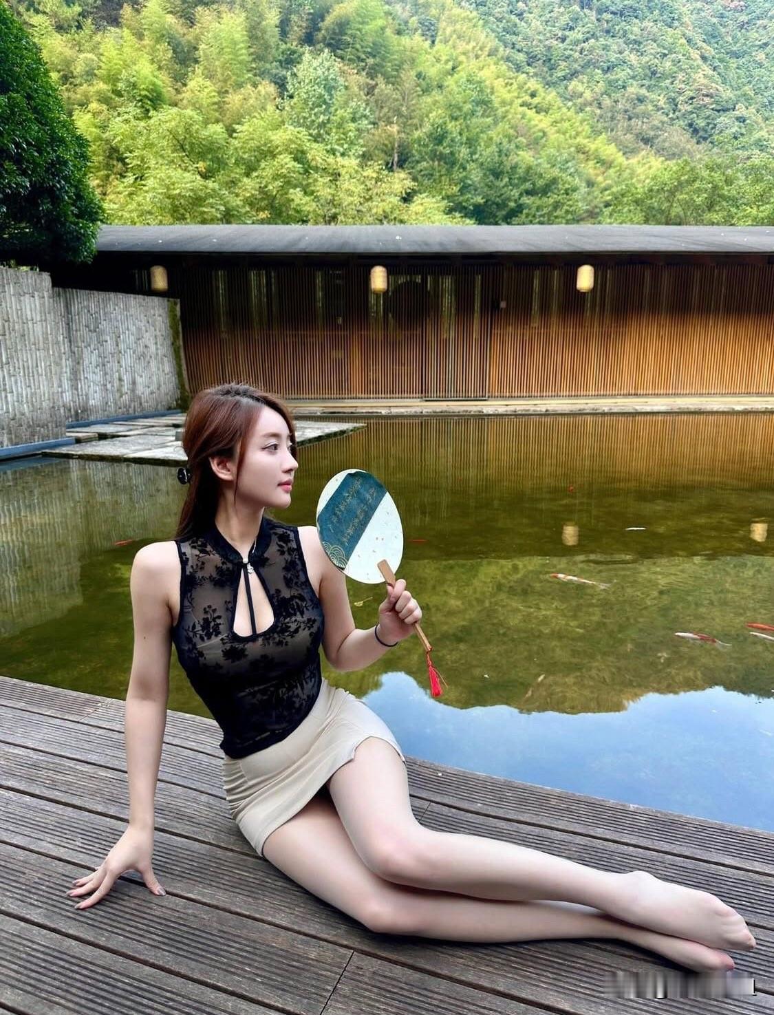 在山间木屋的阳台上，享受宁静的下午茶时光。