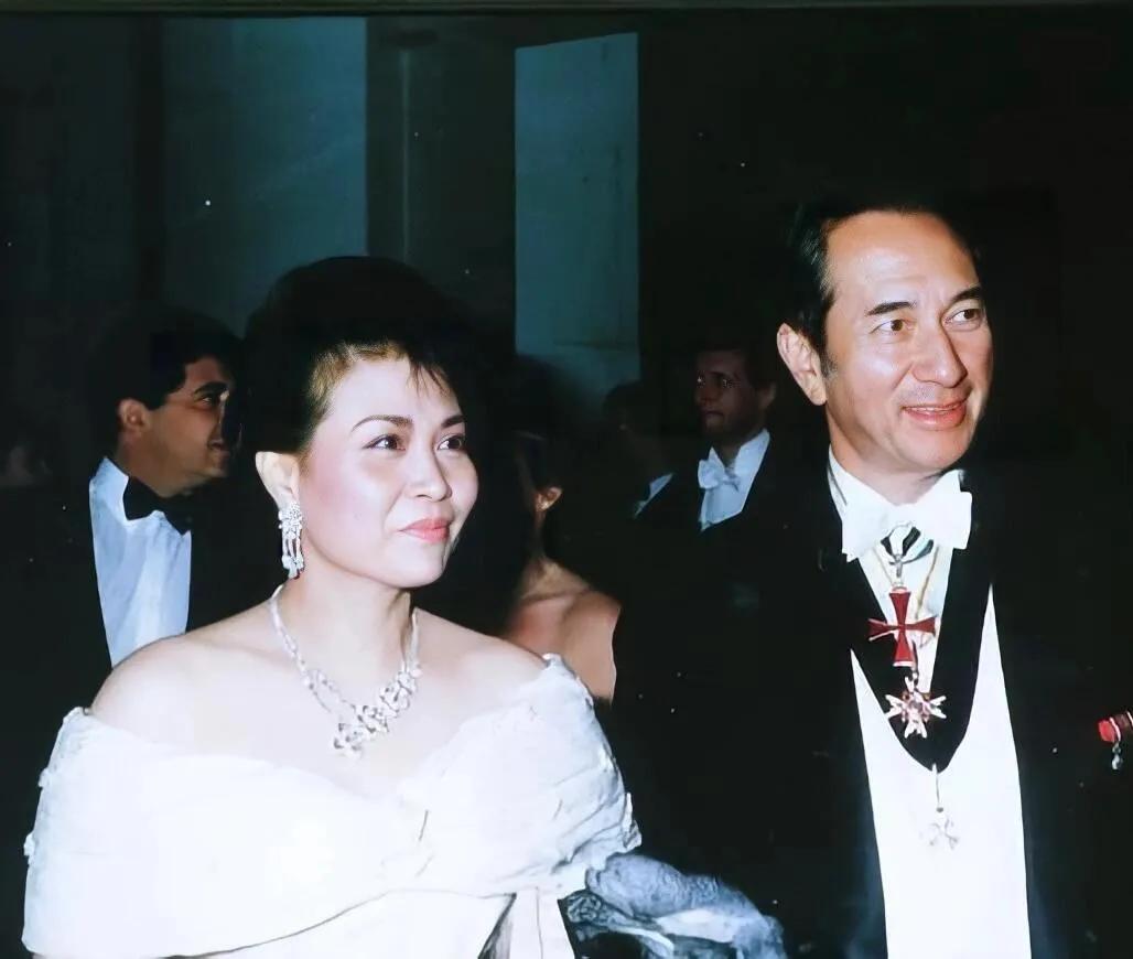 为啥赌王二房不敢自称为何太，而是让人喊她蓝小姐呢？我很不理解为啥都说她害了