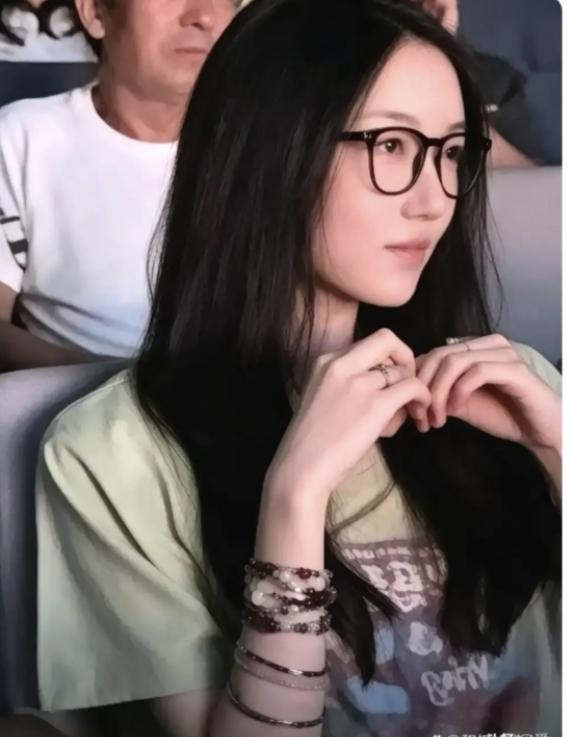 李亚鹏就是个女儿奴，他对大女儿李嫣爱的无底线。最近李嫣放假回国，他屁颠屁颠跑到北