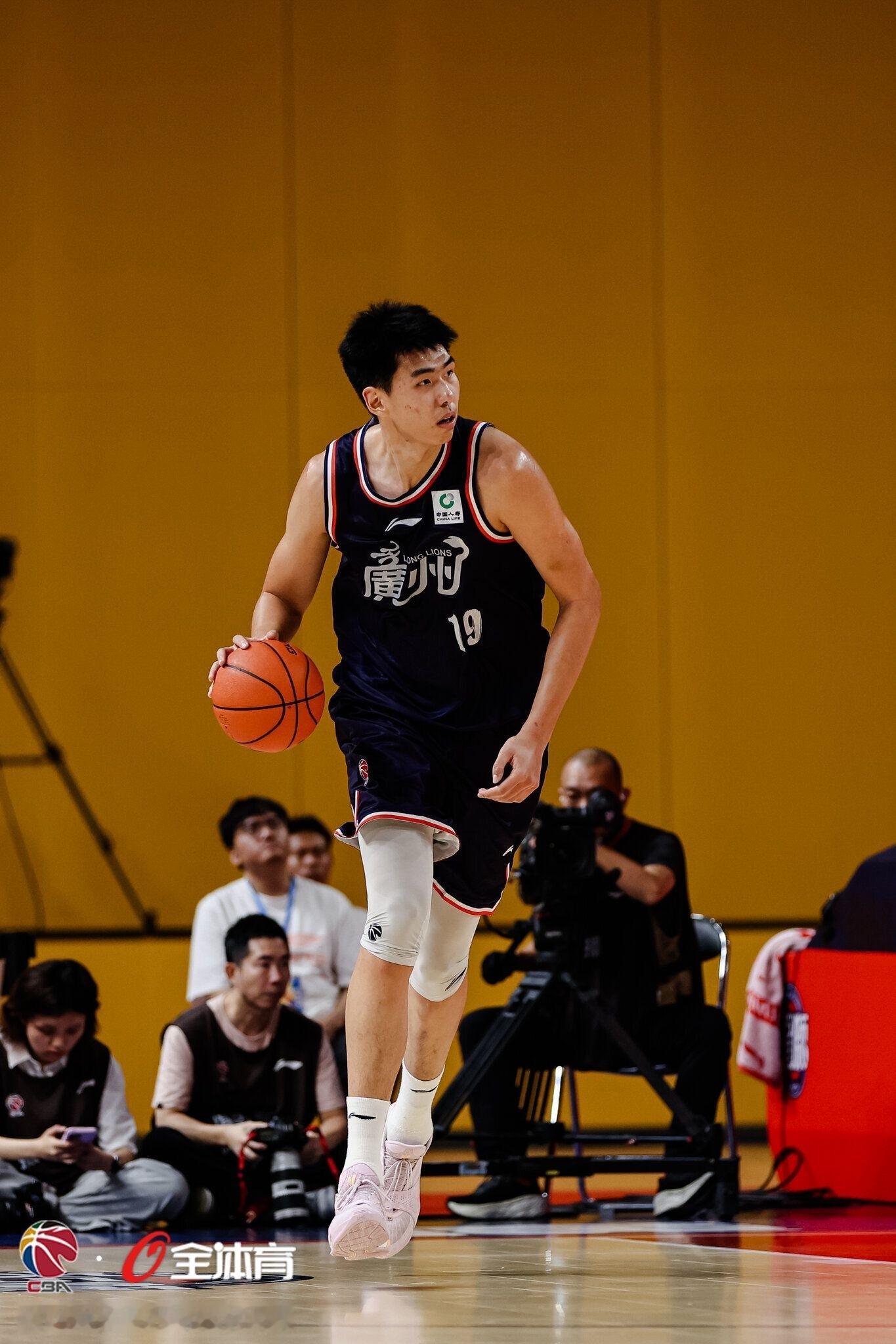 今年徐昕的场均数据提升巨大，常规赛是出战40次，场均24.7分钟，能得到11.0