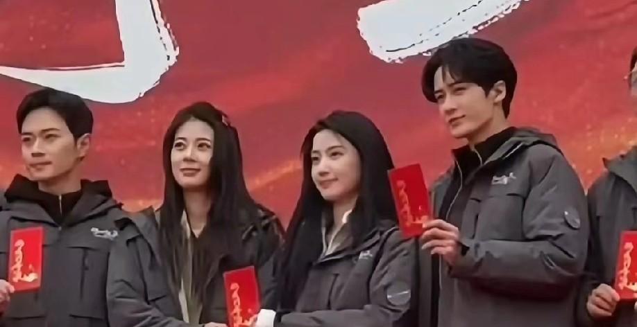 红包，是开机仪式，也是价签。配角赵昭仪没拿到，主角檀健次和卢昱晓把自己的递了过