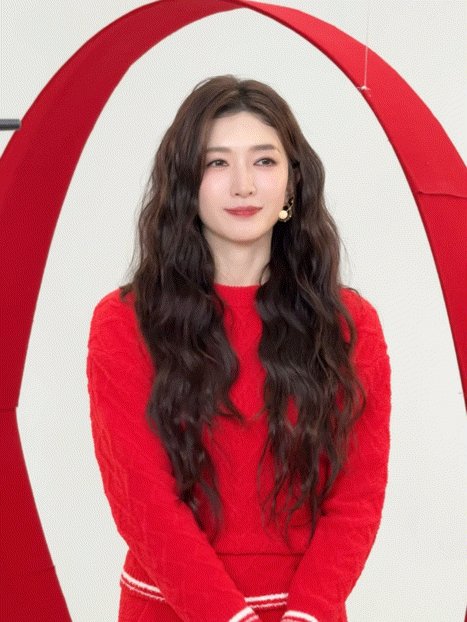 江疏影出门炸街了被江疏影的红裙造型一眼击中！亮眼红色皮裙勾勒优雅曲线，过膝黑靴