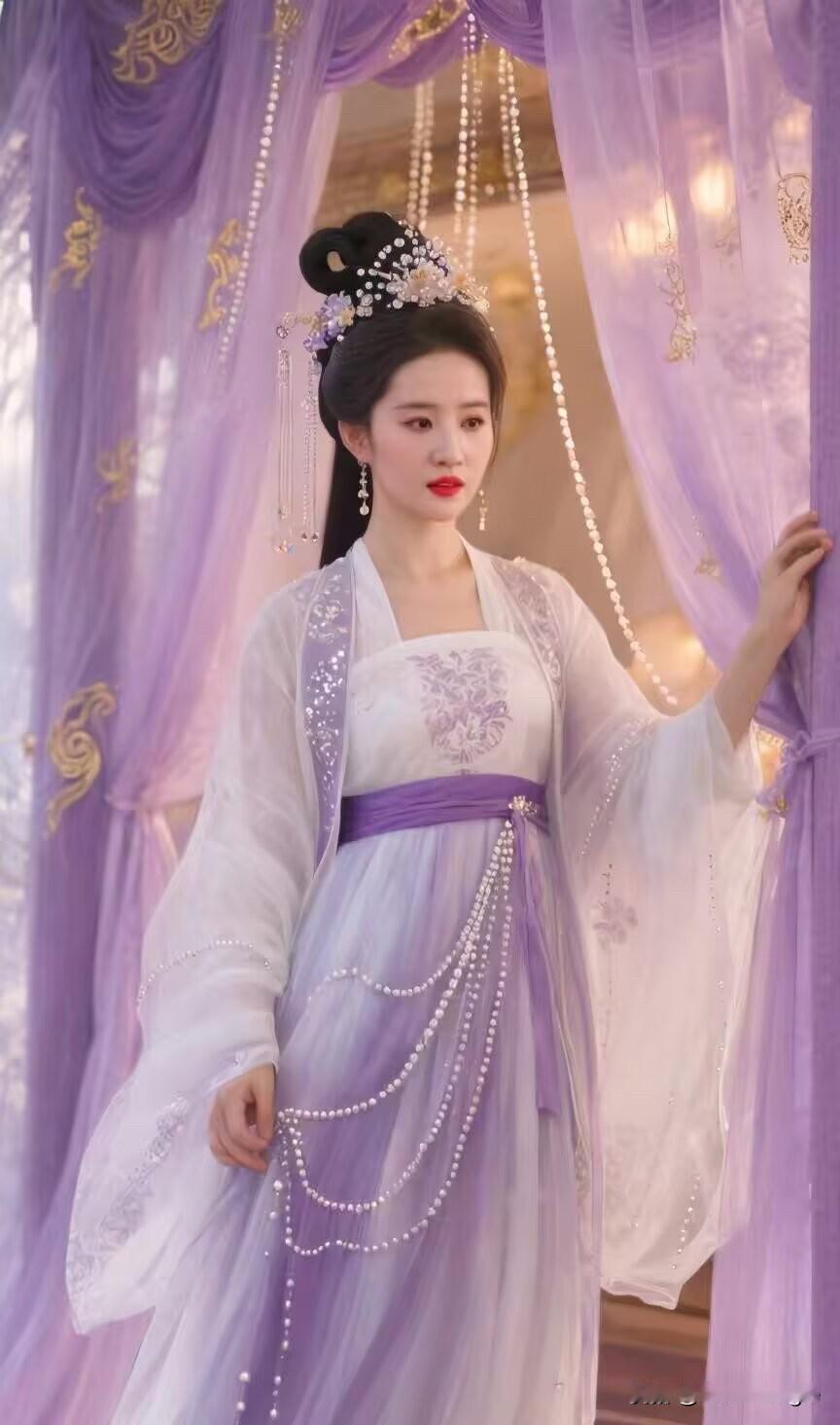 紫衣仙子临水立，月华如练映长裙。