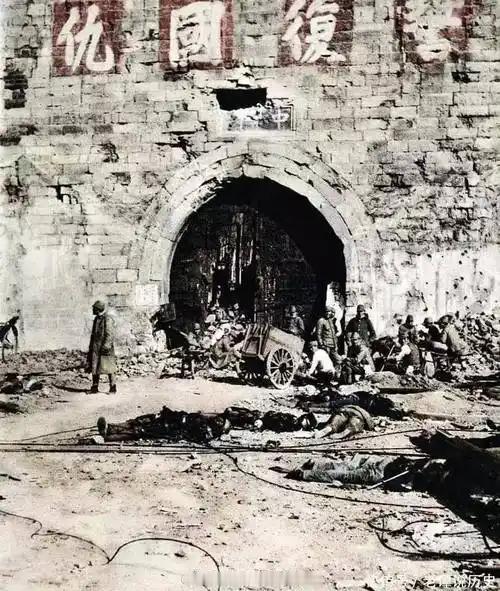 1937年，南京城中华门城门口，一个脸上涂着锅灰，身穿男装的年轻姑娘，被日军当场