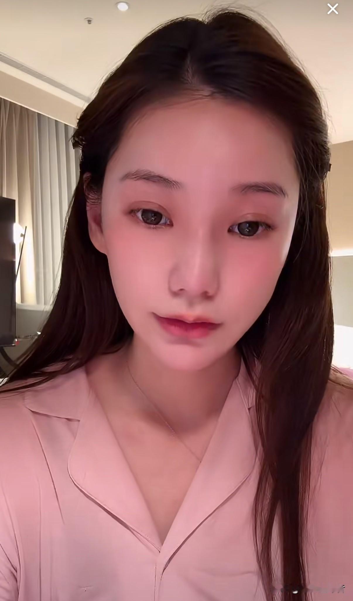 今晚，偶然刷到马筱梅的直播间，人气相当不错，有一万多名网友在线，下单的网友也不在