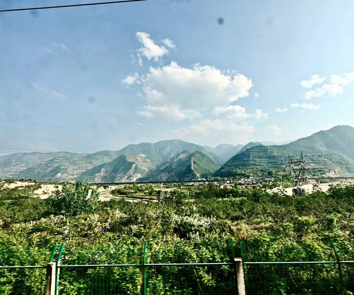 梯田错落，村落安闲，长桥横跨山野，一路皆是西北辽阔风光。赴一场山河之约，看远山