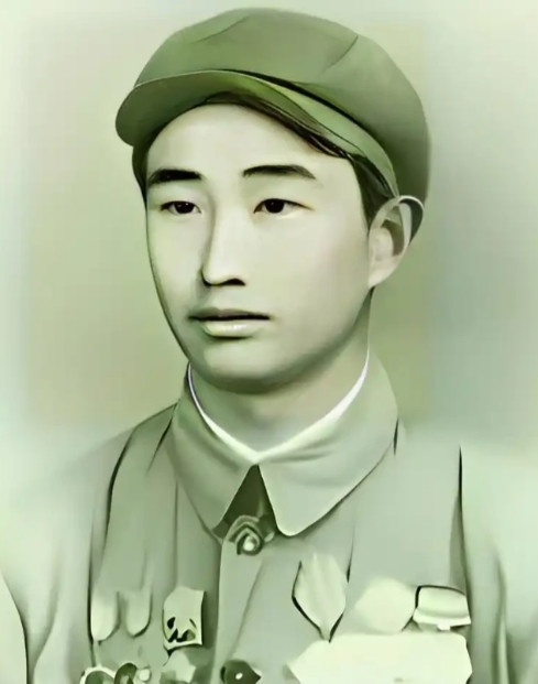 1943年，日军空袭时，18岁战士宋岭春仰面躲在草丛里，看飞行员探头出来，当敌机