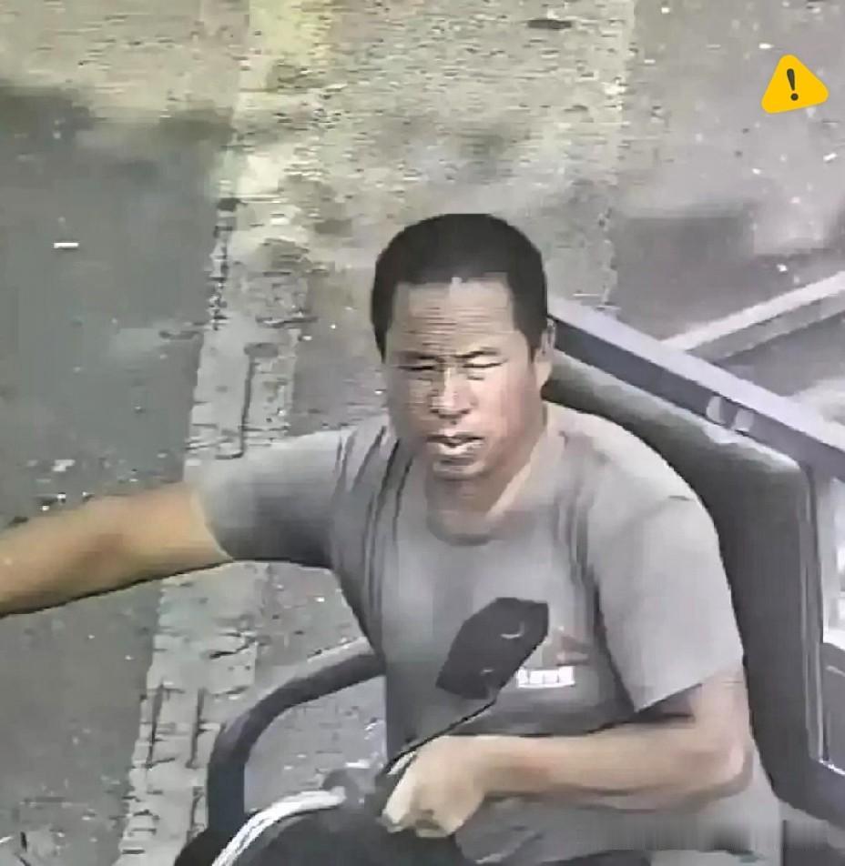 西平那个叫夏付钢的，人还没逮住，这事儿反倒越琢磨越透着股寒气。你说一个大活人