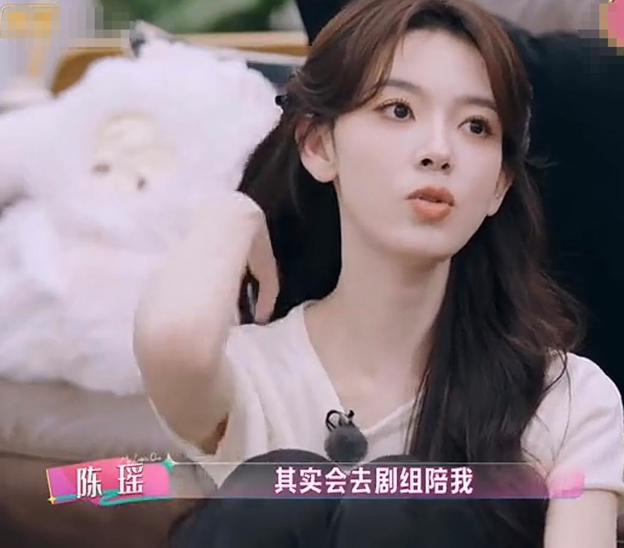 陈瑶聊起父母陪伴拍戏这段日常，真的太好哭了！陈瑶首谈父母对自己事业的支持，拍