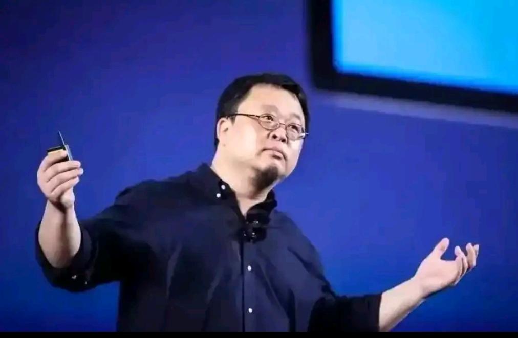 近日某活动上，罗永浩提及重新做手机的话题。他透露，锤子科技倒闭7年后，去年仍有百