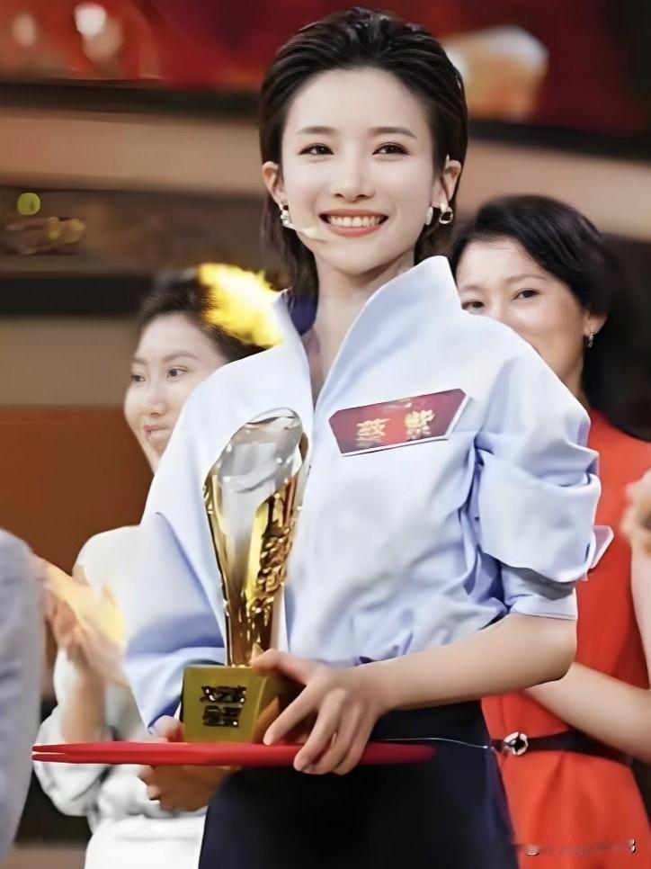 主持人气场全开聚光灯下，主持人气场全开！身姿挺拔如松，步伐沉稳自信。眼神坚定而明