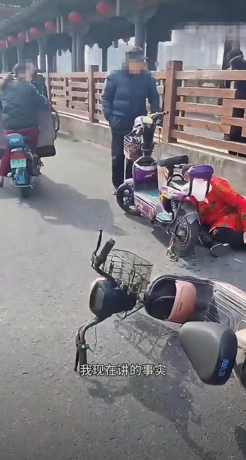 这事做错了啊！小伙子被老头打了不敢还手，腿都受伤了，被否认后跳河，但是如果他不跳