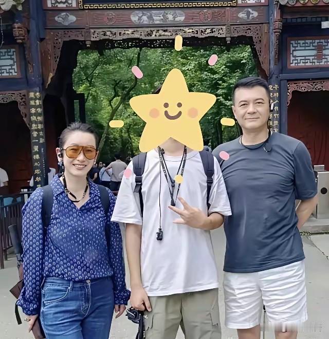 秦海璐，引发热议。7月24日，48岁的秦海璐，冲上热搜，这一次，不是带来新作