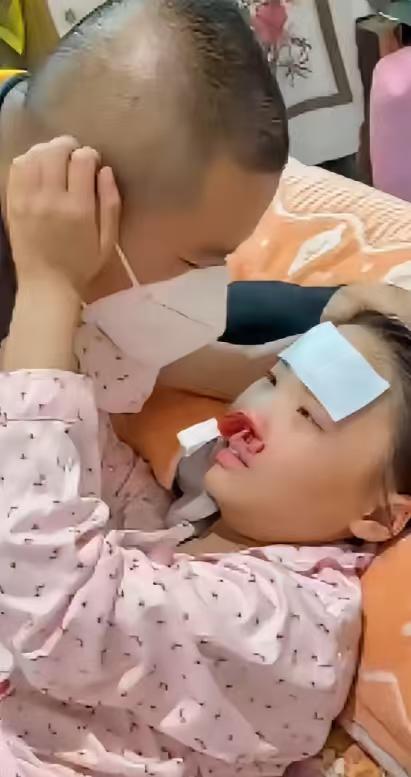 看的人眼泪直流！女儿白血病晚期，捧着爸爸的脸说：“能给我买几件漂亮衣服吗？”得