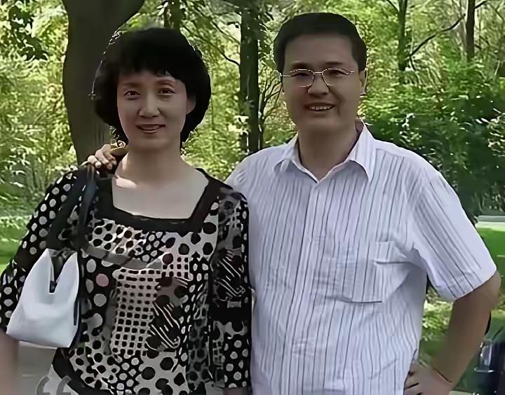 以前在联闻联播几十年一生无绯闻一生无口误一生无孩子一生不张扬御装后走