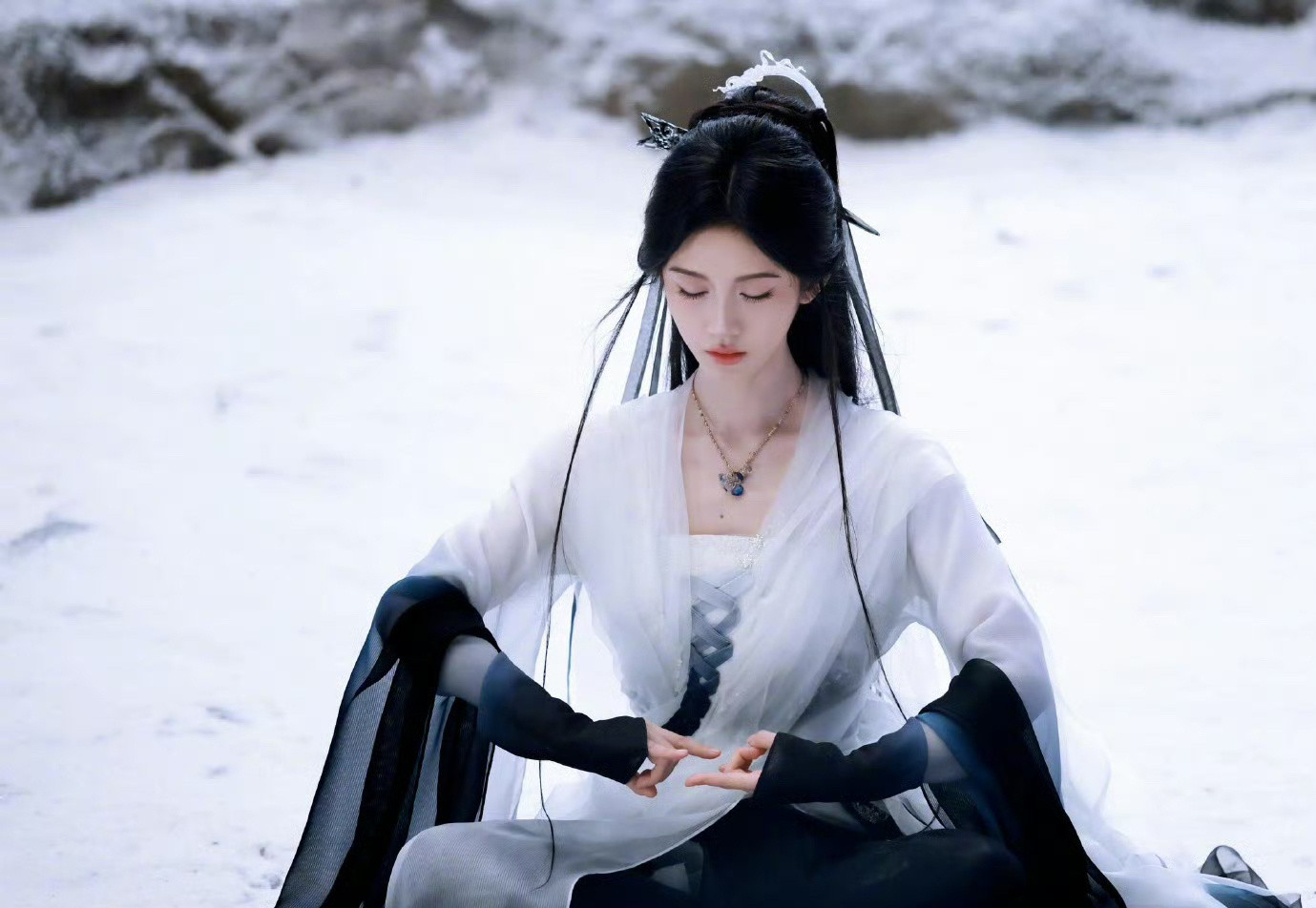 鞠婧祎来战雪景黑白渐变纱衣路透，小说里清心寡欲的神女有脸了🤩​​​